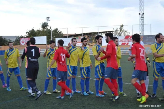 Saludos entre jugadores antes de un partido