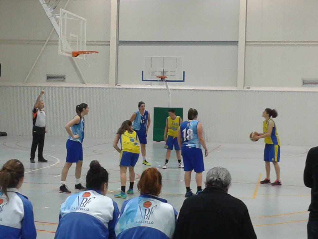 Derrota para las chicas del Dénia Básquet ante el NBF. Castelló (62-70) 2 Tote Sapena lanzando un tiro libre