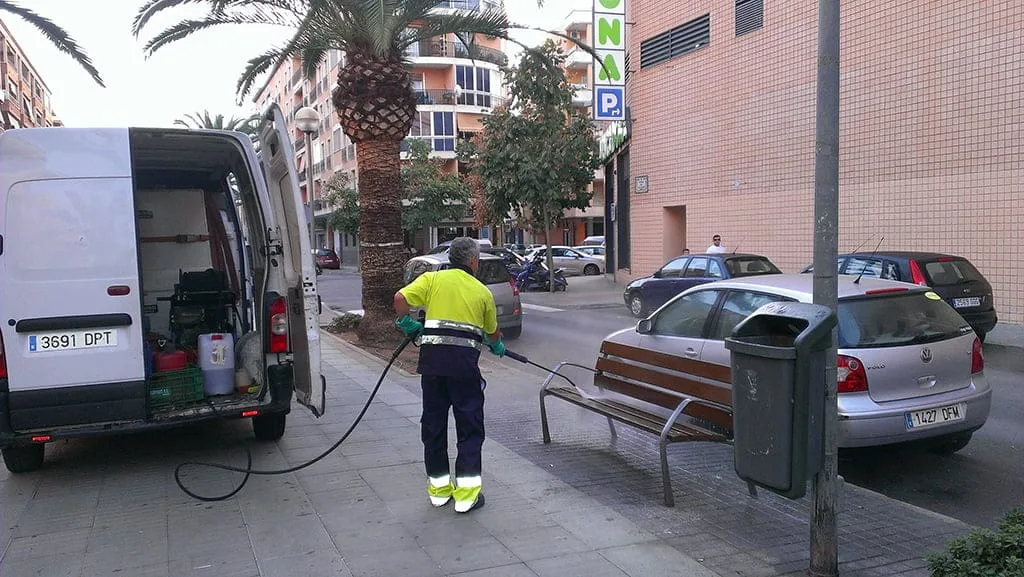 Satisfacción por los resultados de la primera fase de la limpieza de calles 1 Trabajo de limpiezas en el Saladar