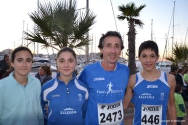 Víctor Fernández junto a jóvenes atletas del Diànium