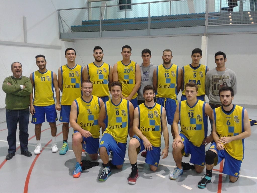 Xavi Messegué con su equipo del Dénia Básquet senior Masculino