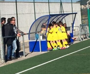 niños abrazando a su entrenador