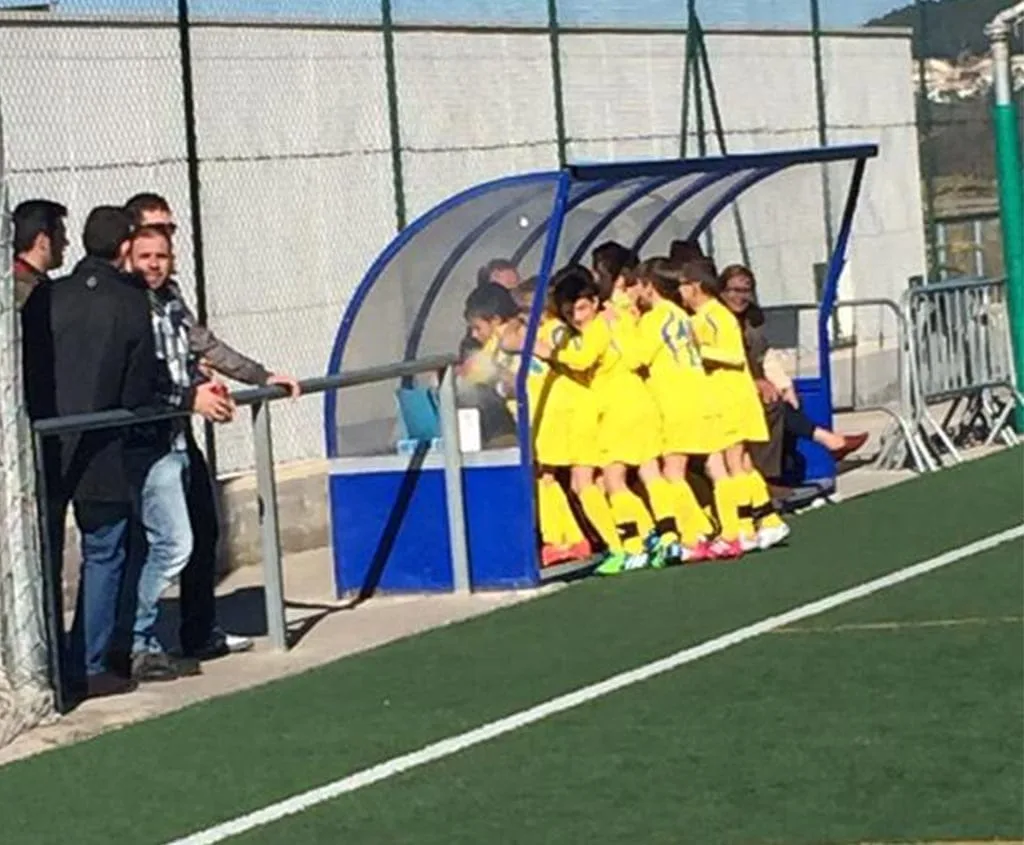 niños abrazando a su entrenador
