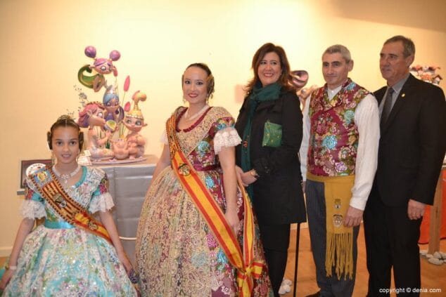 Los ninots falleros ya se pueden visitar en el Centre d'Art l'Estació 36 36 Inauguración exposición del Ninot 2015 Visita de las Falleras Mayores y autoridades