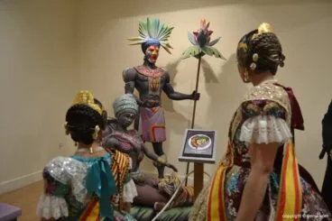 Inauguración exposición del Ninot 2015 – Carla y Candela viendo ninots