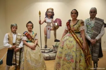 Inauguración exposición del Ninot 2015 – Los cargos de la falla Port Rotes con su ninot