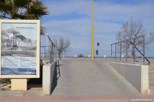 Acceso al paseo marítimo de Dénia