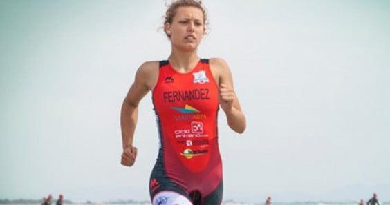 Andrea Fernández running by the sea
