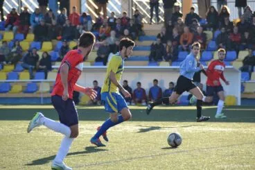 Angel intenta irse de un rival