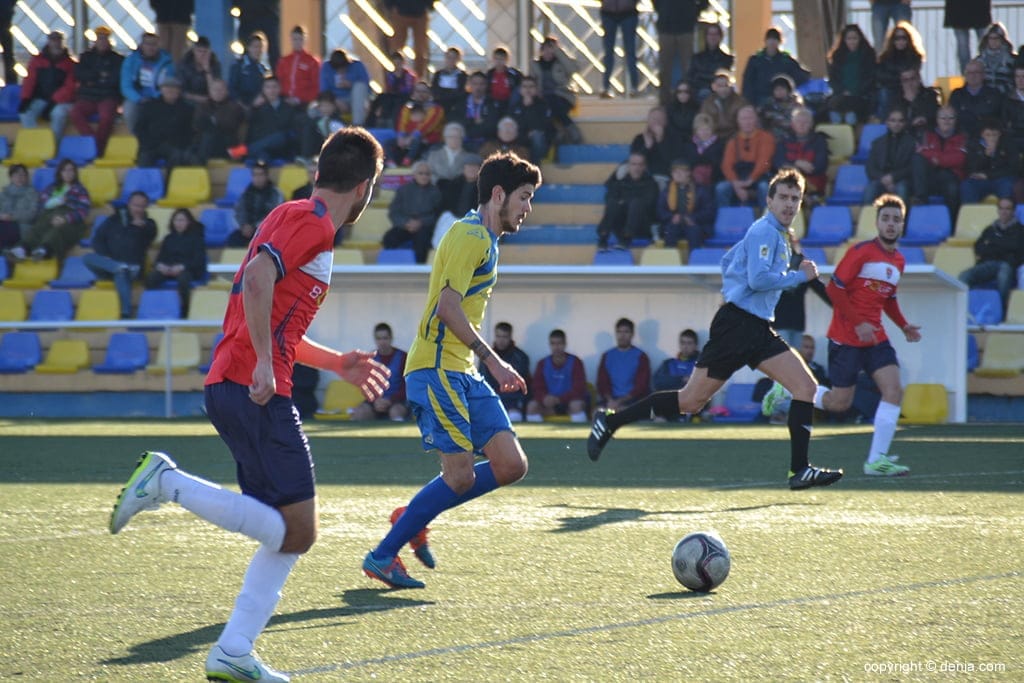 Angel intenta irse de un rival