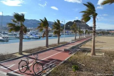 Aparcabicis en el paseo marítimo de Dénia