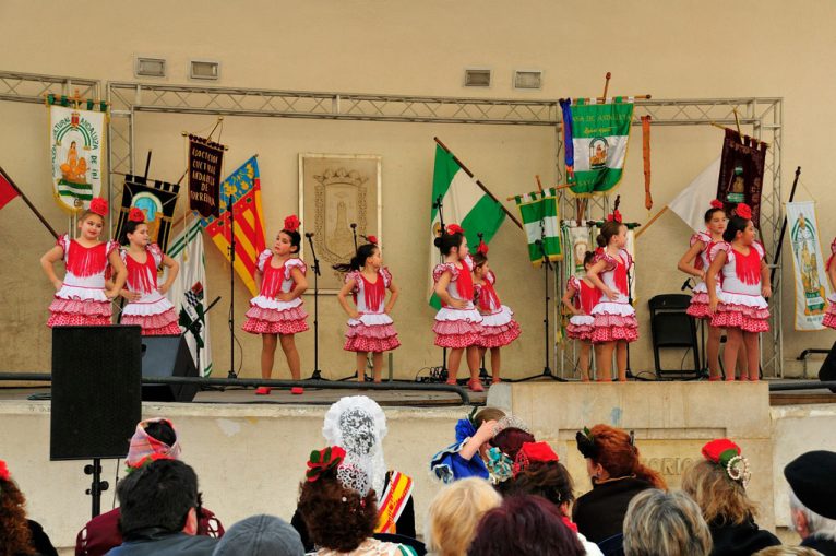 Bailes infantiles en el día de Andalucía de Alicante