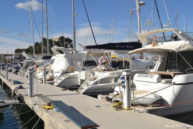 Barcos en el paseo marítimo