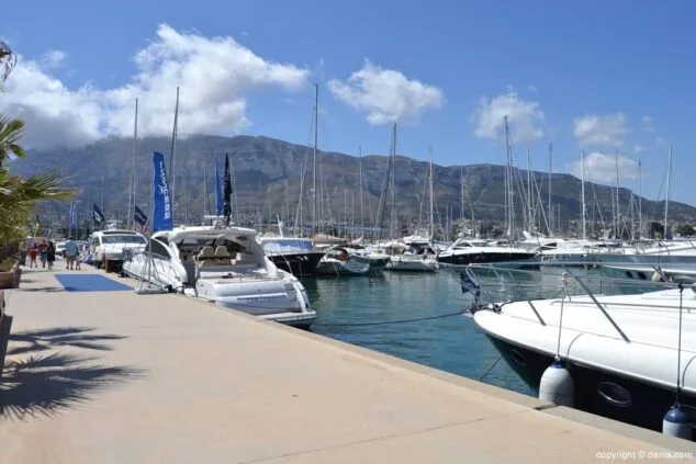 Barcos en el puerto deportivo Marina de Dënia