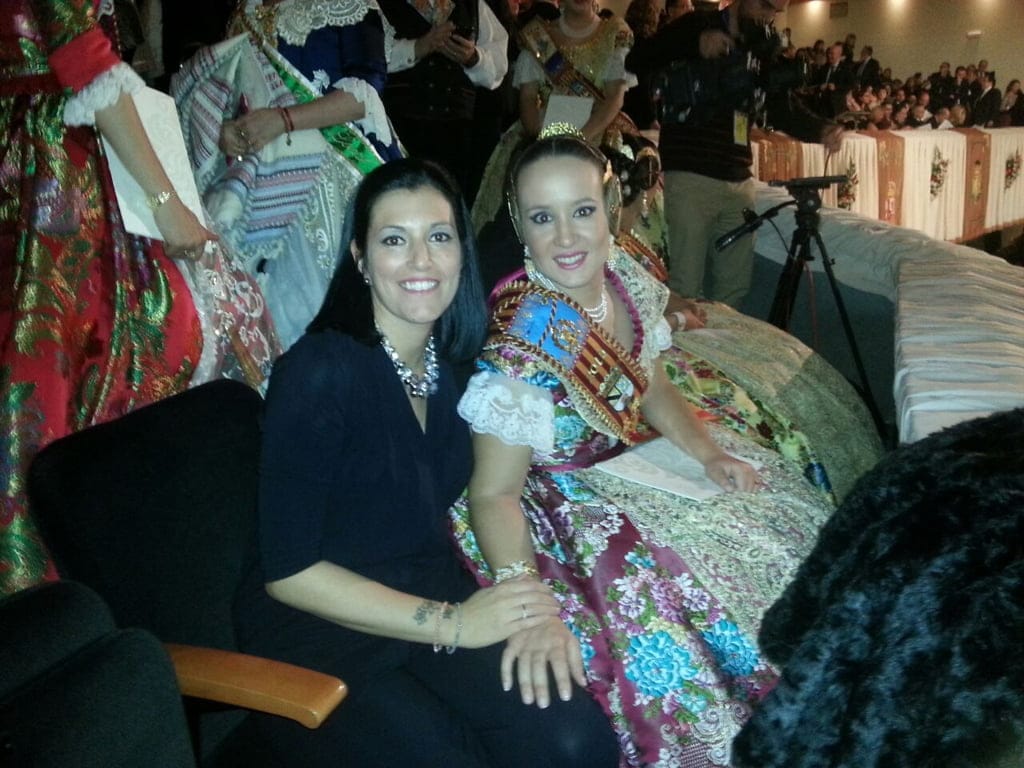 La Fallera Mayor de Dénia presenció en directo la exaltación de la Fallera Mayor de Valencia 1 Carla y Esther en la presentación de Valencia
