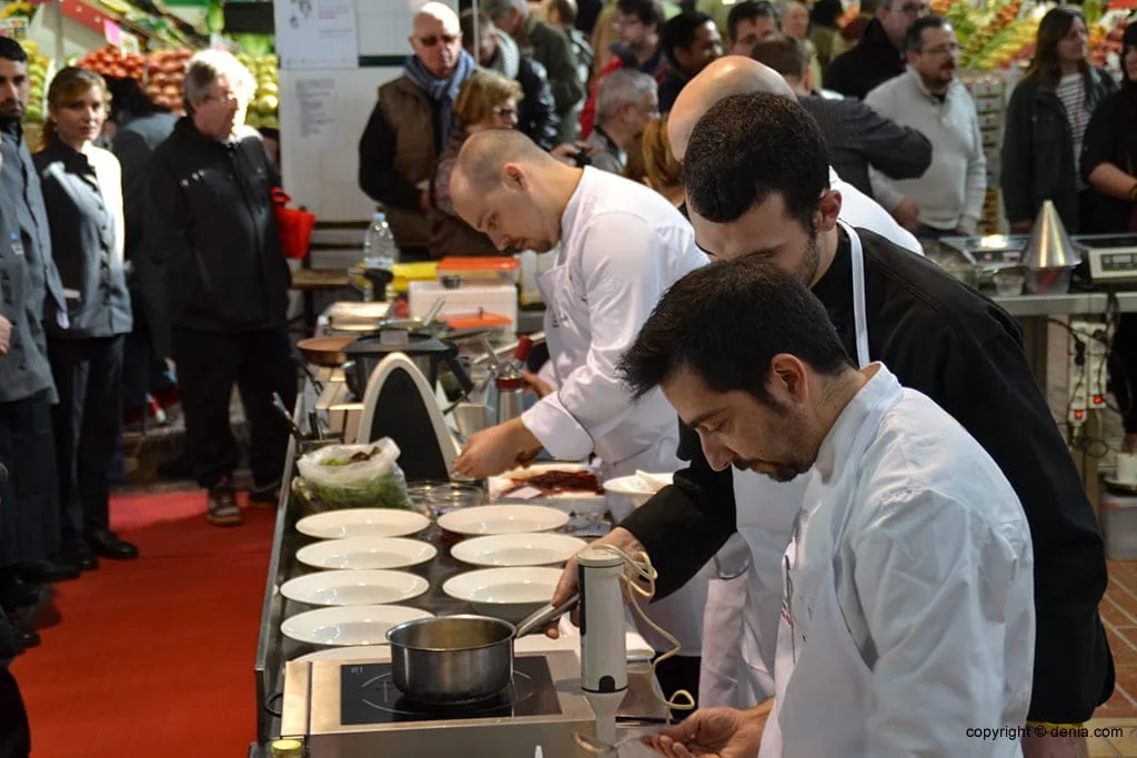 Cocineros elaborando los platos