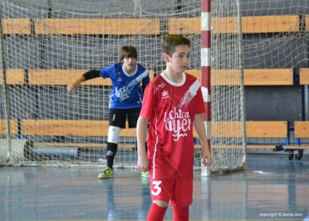 Defensa del Paidos Infantil durante un partido