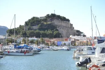 El castillo visto desde el Paseo Marítimo