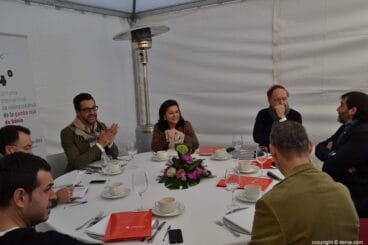 El jurado reunido en la carpa deliberando