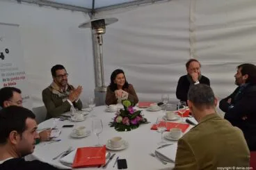 El jurado reunido en la carpa deliberando