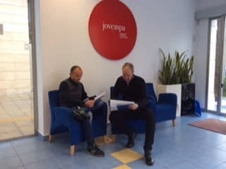 Emilio Sentí Presidente de Jovempa Izquierda junto con Juan Carlos Juan Vicepresidente de Jovempa derecha en la sede de Jovempa Marina Alta de Dénia