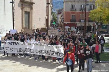 Estudiants de la comarca manifestant-se en Dénia