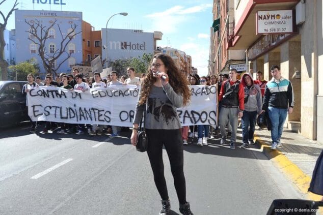 Los estudiantes de la comarca se manifestaron en Dénia contra el "3+2" del ministro Wert 3 Estudiantes manifestándose en Dénia