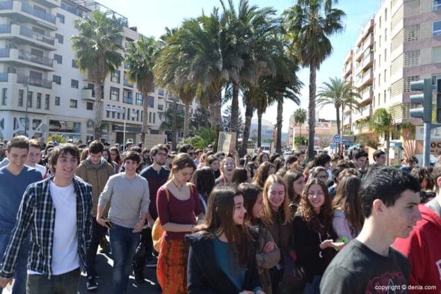 Los estudiantes de la comarca se manifestaron en Dénia contra el "3+2" del ministro Wert 4 Estudiantes protestando en Dénia