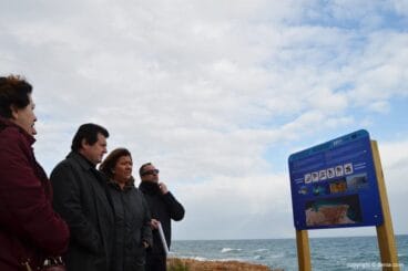 José Ciscar y Ana Kringe frente a un panel informativo