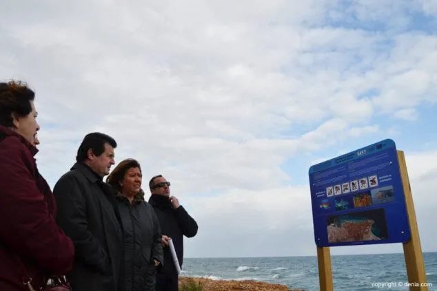 José Ciscar y Ana Kringe frente a un panel informativo