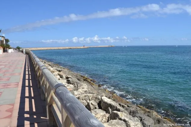 La escollera desde el puerto deportivo Marina de Dénia