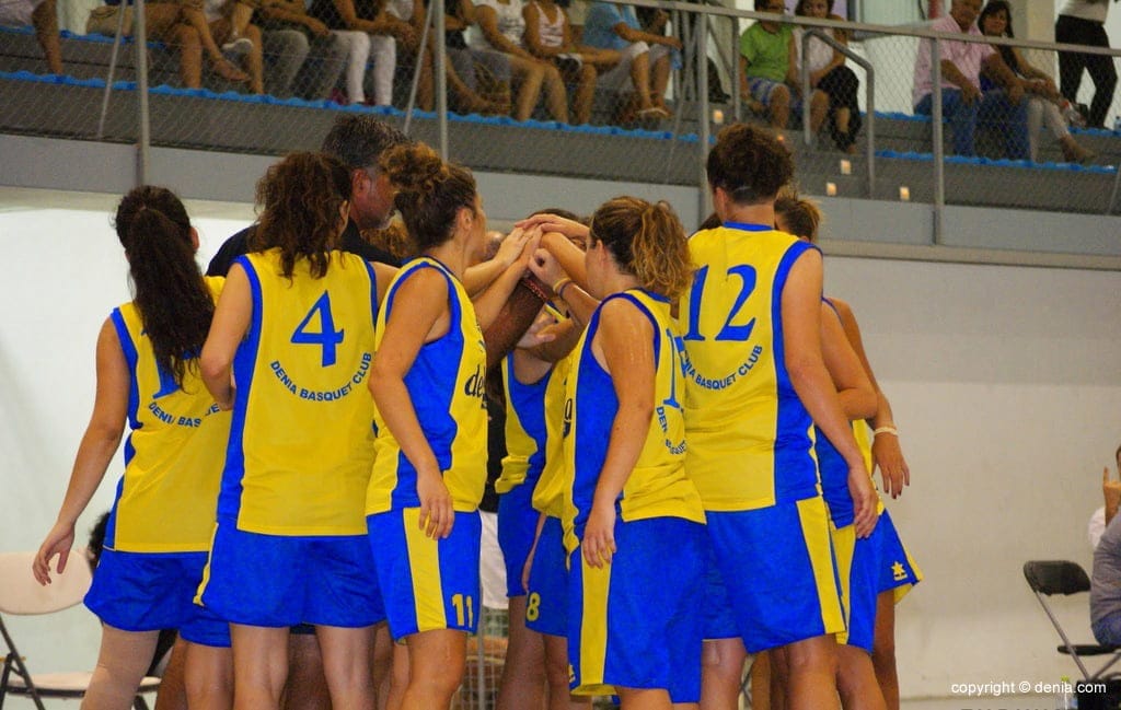 Las chicas del Dénia Básquet haciendo piña