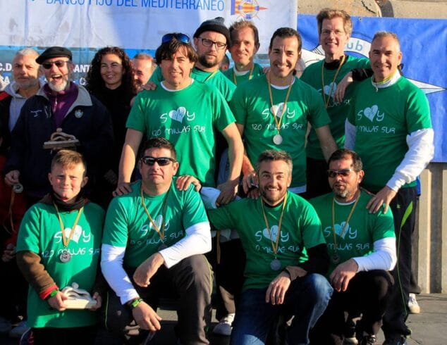 Los Veteranos del Club Rem Dénia con su medalla en El Campello