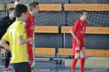 Los chavales del Paidos atentos al balón