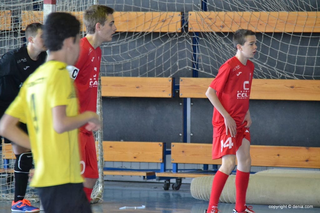 Victoria del cadete Paidos Esports Colau ante al Akrasala por 4 a 6 1 Los chavales del Paidos atentos al balón