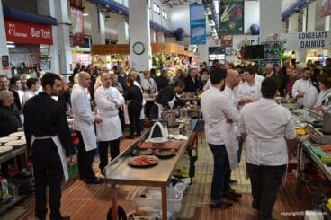 Los concursantes preparando sus platos
