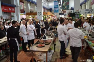 Los concursantes preparando sus platos