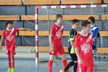 Los infantiles dianenses defendiendo un balón