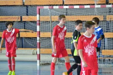 Los infantiles dianenses defendiendo un balón