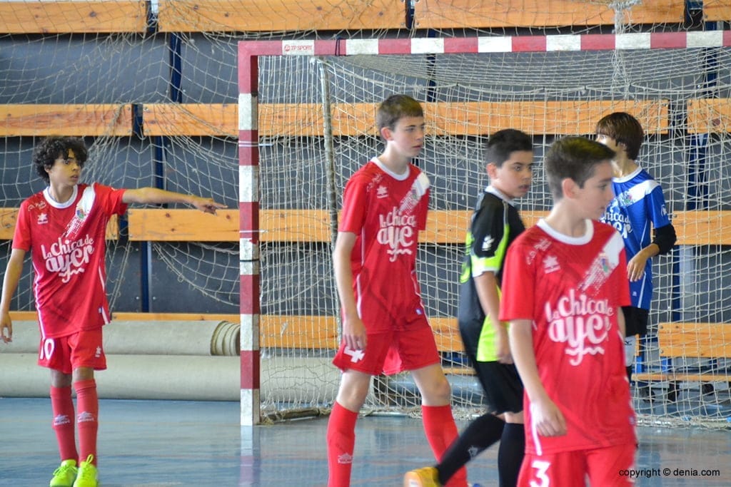 Goleada del Paidos-F. Fernández a La Rectoría Futsal (1-7) 3 Los infantiles dianenses defendiendo un balón