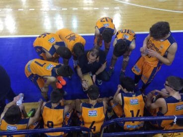 Los jugadores del Valencia Basket en un tiempo muerto