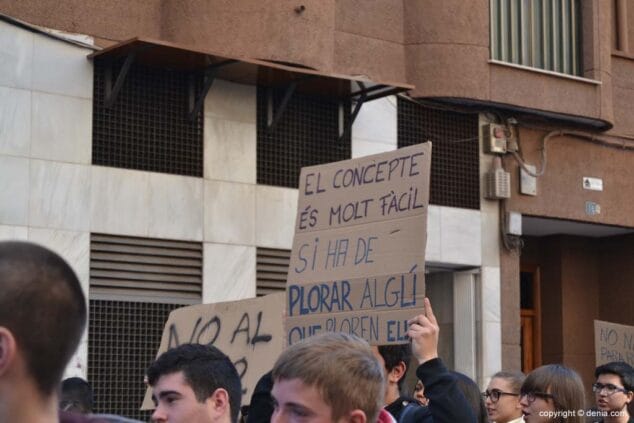 Los estudiantes de la comarca se manifestaron en Dénia contra el "3+2" del ministro Wert 5 Manifestación de estudiantes en Dénia
