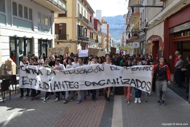 Los estudiantes de la comarca se manifestaron en Dénia contra el "3+2" del ministro Wert 6 Manifestación educativa Dénia
