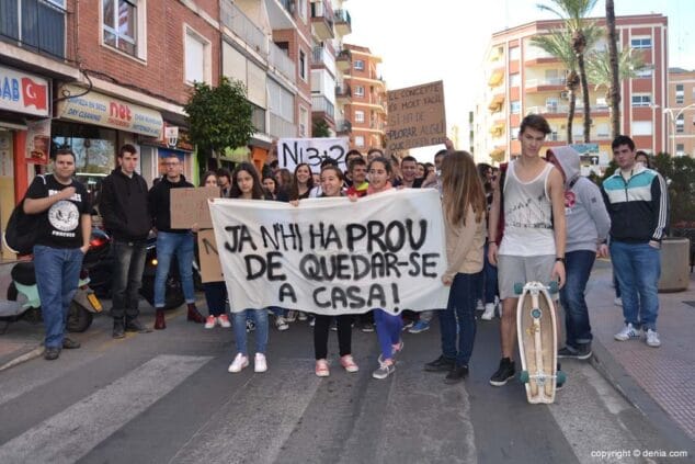 Los estudiantes de la comarca se manifestaron en Dénia contra el "3+2" del ministro Wert 7 Manifestación en Dénia1
