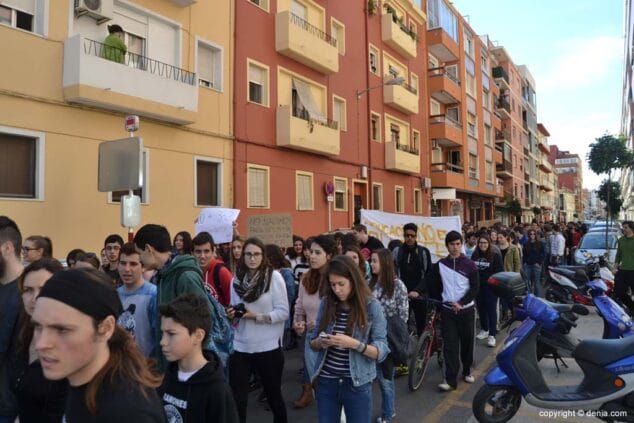 Los estudiantes de la comarca se manifestaron en Dénia contra el "3+2" del ministro Wert 9 Manifestación estudiantil en Dénia