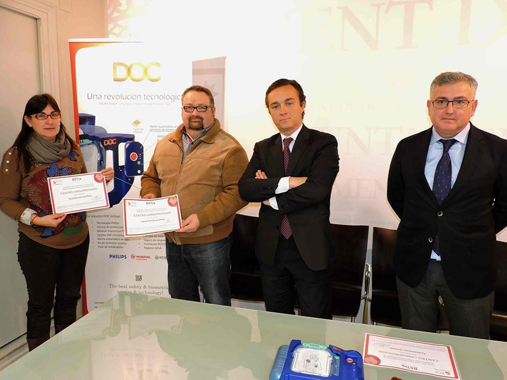 El ayuntamiento instala desfibriladores en las dependencias deportivas municipales 1 María Mut junto a Sisco Signes presentando los desfribiladores