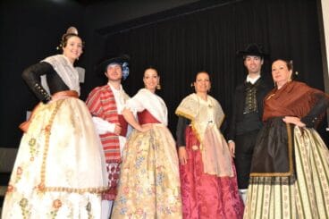 Modelos en la presentación del libro sobre indumentaria valenciana
