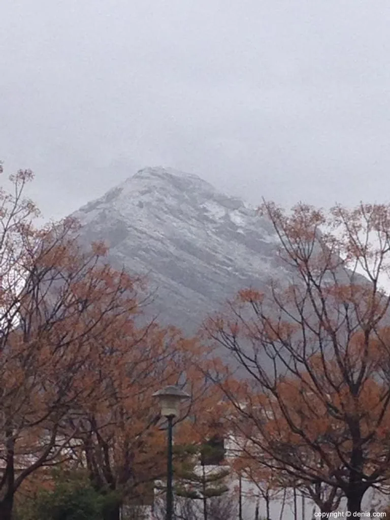 La nieve llega a la cima del Montgó 3 Nieve en el Montgó desde Xàbia