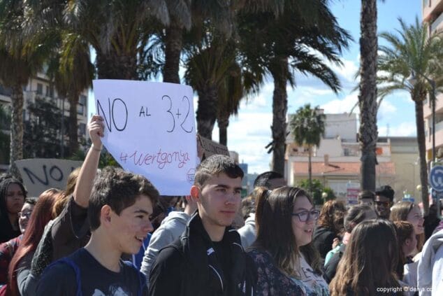 Los estudiantes de la comarca se manifestaron en Dénia contra el "3+2" del ministro Wert 10 Pancartas en la manifestación de Dénia
