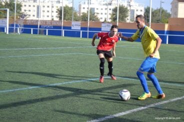 Panucci regateando a un rival